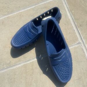 Men's Navy Slip-On Loafers in EUC